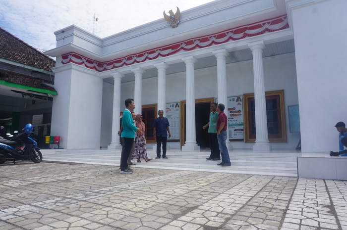 SEMAKIN TERTATA: Kepala Desa Randuwatang, Kudu, Jombang, Syamsudin berdiskusi dengan jajaran perangkat desa untuk pengembangan kawasan kantor desa kedepannya.