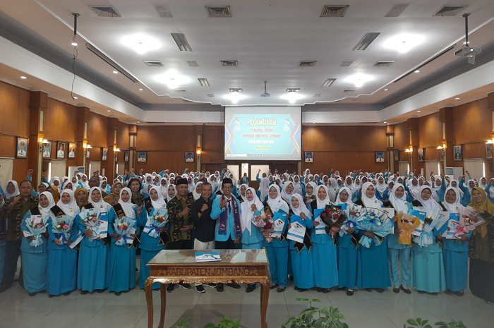 KOMPAK: Kabid Pembinaan PAUD dan PNFI, Kasmuji Raharja, Ketua Himpaudi Kabupaten Jombang, Purnomo, dan seluruh pengurus kecamatan yang baru dilantik di ruang Bung Tomo Kantor Pemkab Jombang.