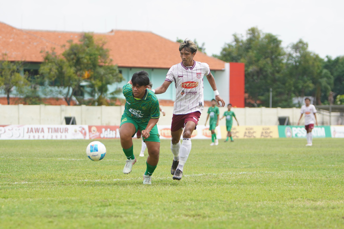 MENANG: Pemain PSID Jombang, Muhammad Sururudin (putih) berupaya merebut bola dari pemain PS Surabaya Muda di Stadion Jenggolo Sidoarjo, Senin (13/1).