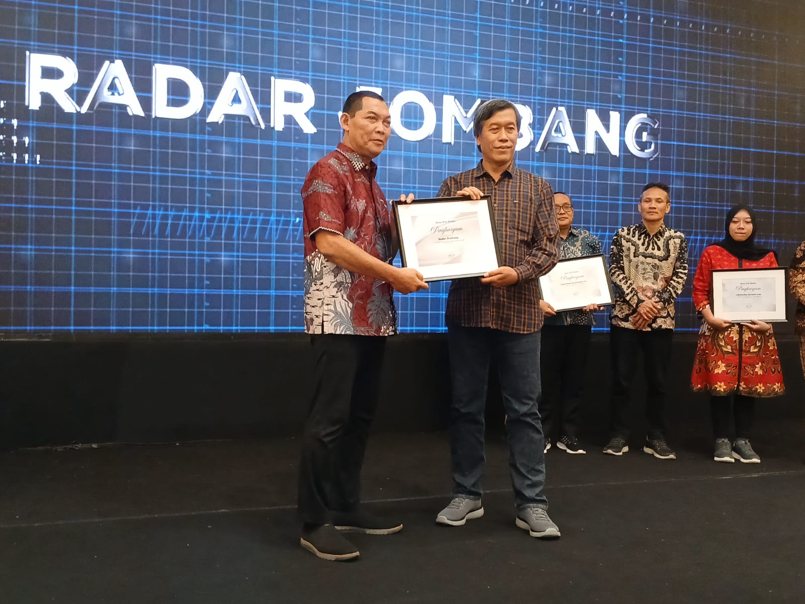 Direktur Jawa Pos Radar Jombang M. Nur Kholis menerima piagam penghargaan yang diserahkan Wali Kota Solo Teguh Prakosa sebagai media dengan kinerja keuangan terbaik tahun 2024 Kategori AAA