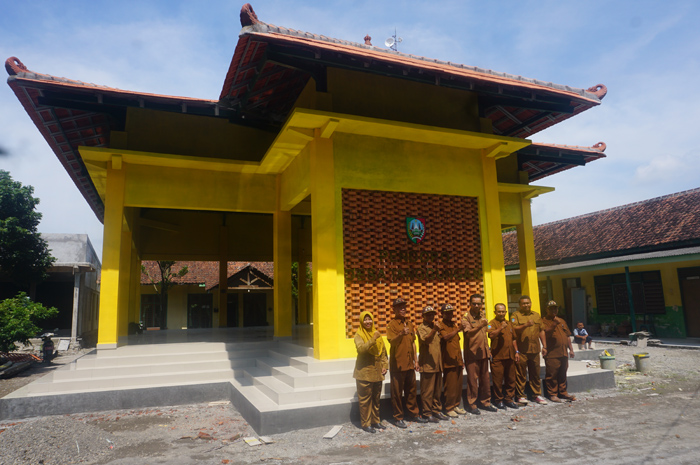 MAJU: Kepala Desa Tanggungan, Gudo, Jombang, Muhammad Qosim didampingi jajaran perangkat desa saat menunjukkan realisasi pembangunan pendopo kantor desa.