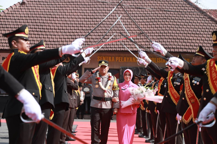 PEDANG PORA: Penyambutan AKBP Ardi Kurniawan yang kini jabat Kapolres Jombang.