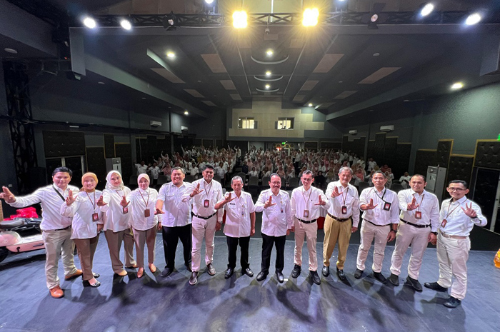 KOMPAK: Hanif Julhamsyah, Pemimpin Cabang Bank Jatim Cabang Jombang (lima dari kanan), kepala BPKAD Jombang M Nashrulloh (enam dari kanan) saat foto bersama seluruh peserta, di Gedung Kesenian Jombang