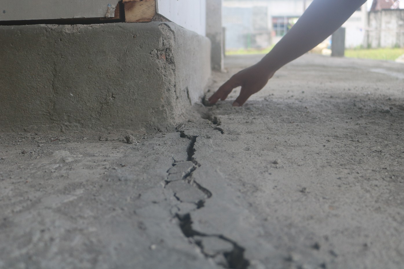 RETAK: Lapak sementara pedagang Pasar Ploso di lapangan Bawangan belum ditempati sudah rusak.