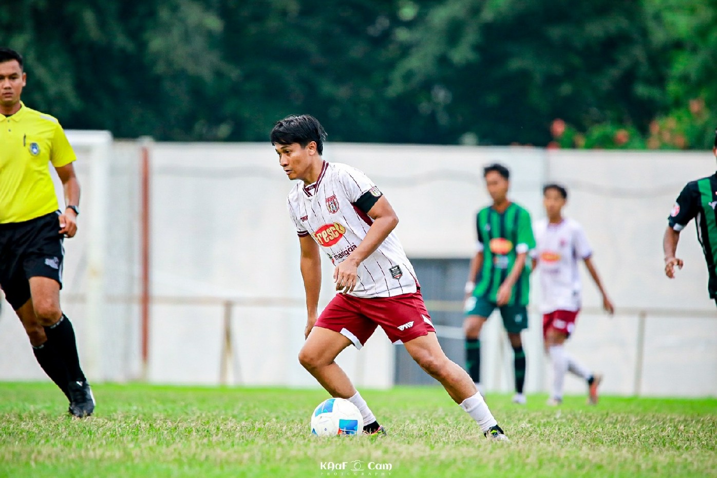 SERU: Kapten PSID Jombang, Didit Febrianto, saat lawan Pasuruan United di Stadion Jenggolo Sidoarjo, Selasa (7/1). Pertandingan berakhir dengan skor 1-1.