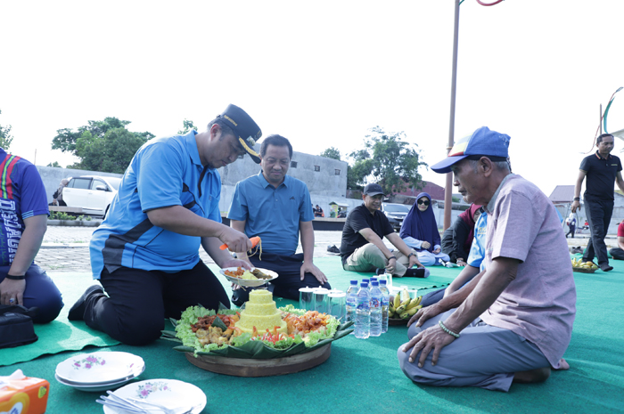 DIRESMIKAN: Pj Bupati Jombang Teguh Narutomo didampingi Sekdakab Jombang Agus Purnomo memotong tumpeng saat meresmikan Sentra PKL Jl KH Ahmad Dahlan, Jumat (18/1).