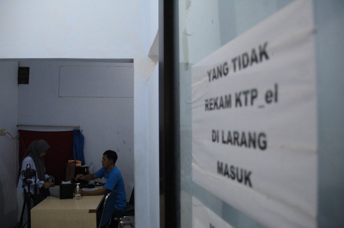 ANTRE PEREKAMAN: Sejumlah warga mengantre untuk mengurus data kependudukan di kantor Dinas Kependudukan dan Pencatatan Sipil Jombang, (17/1).