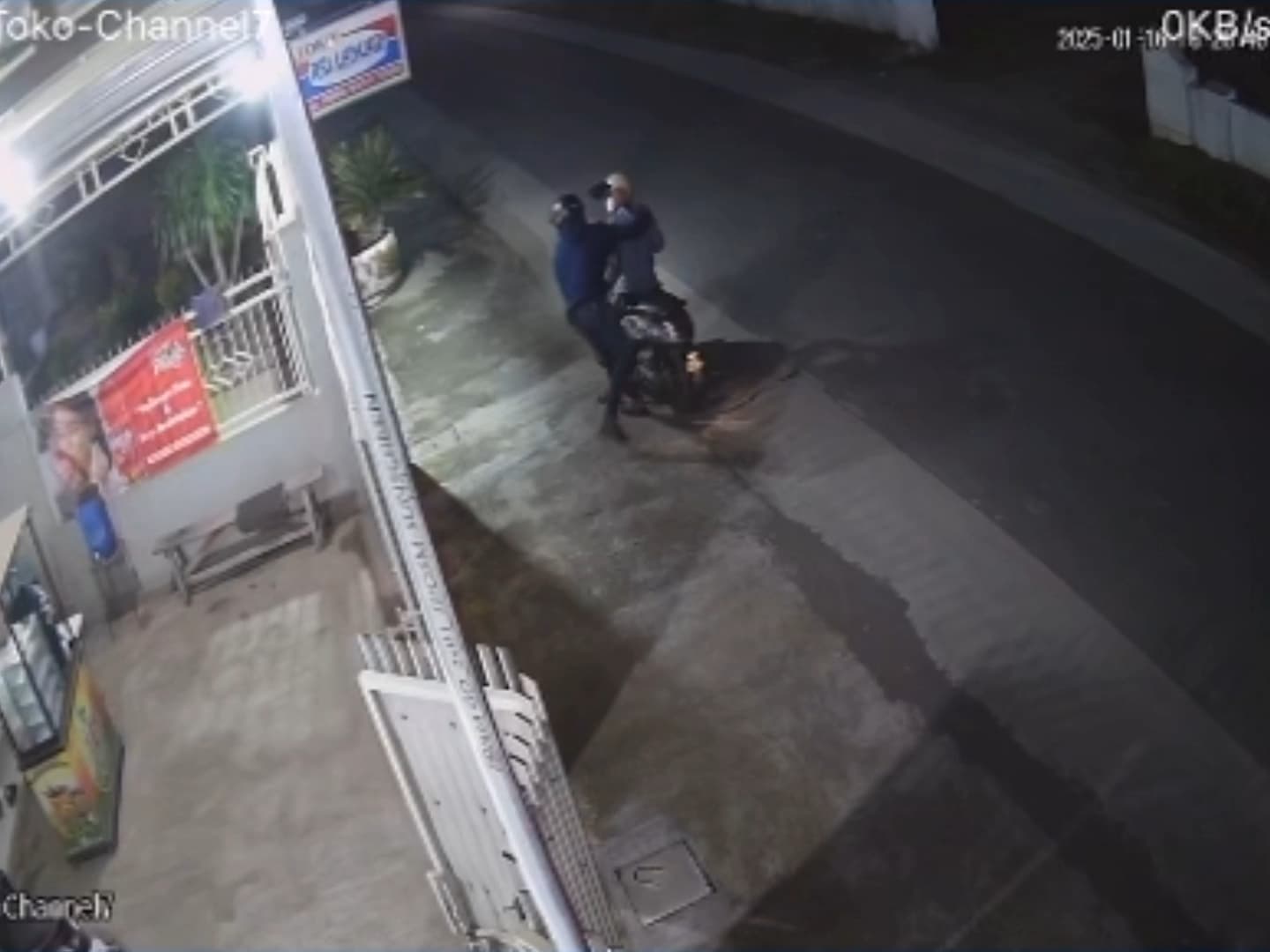 TEREKAM CCTV: Kendaraan sepeda motor milik Mei, 41, warga di Dusun/Desa Wuluh, Kecamatan Jombang raib digondol pencuri.