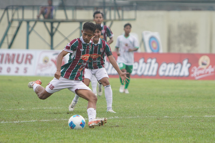 TENDANG: Pemain PSID, Anjasmara, menendang bola saat laga melawan Assyabaab Bangil di Stadion Sidoarjo, Senin (6/1).