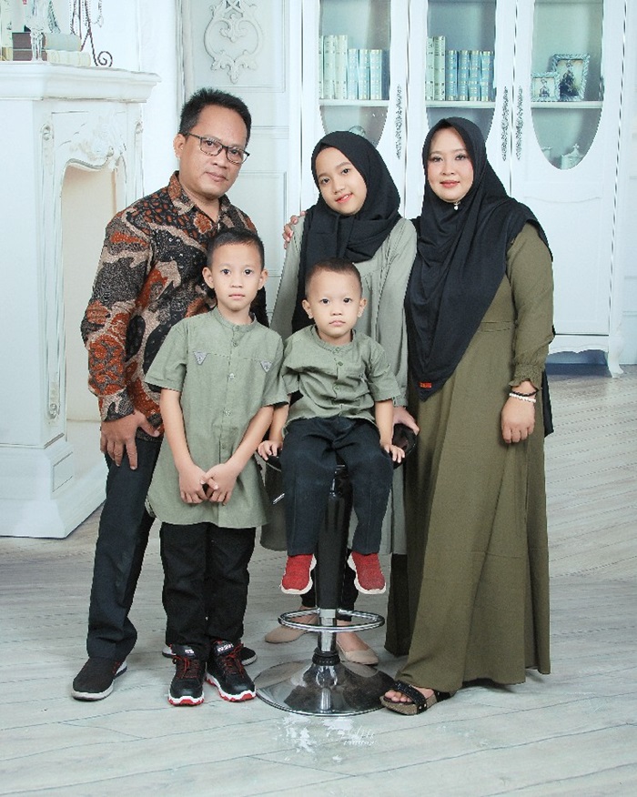 AKRAB: M Sholahuddin SH MH bersama anak dan istrinya.