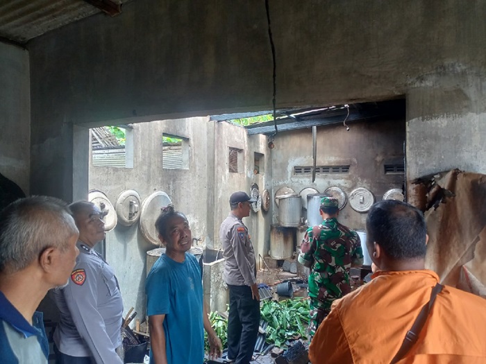 HANGUS: Rumah Abdul Rokim di Desa Ngumpul, Kecamatan Jogoroto, Jombang, yang kebakaran Sabtu (18/1) siang.