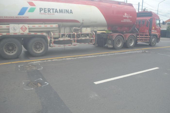 RUSAK: Lantai jembatan jalan nasional di Desa Gondangmanis, Kecamatan Bandarkedungmulyo, Jombang, berlubang.