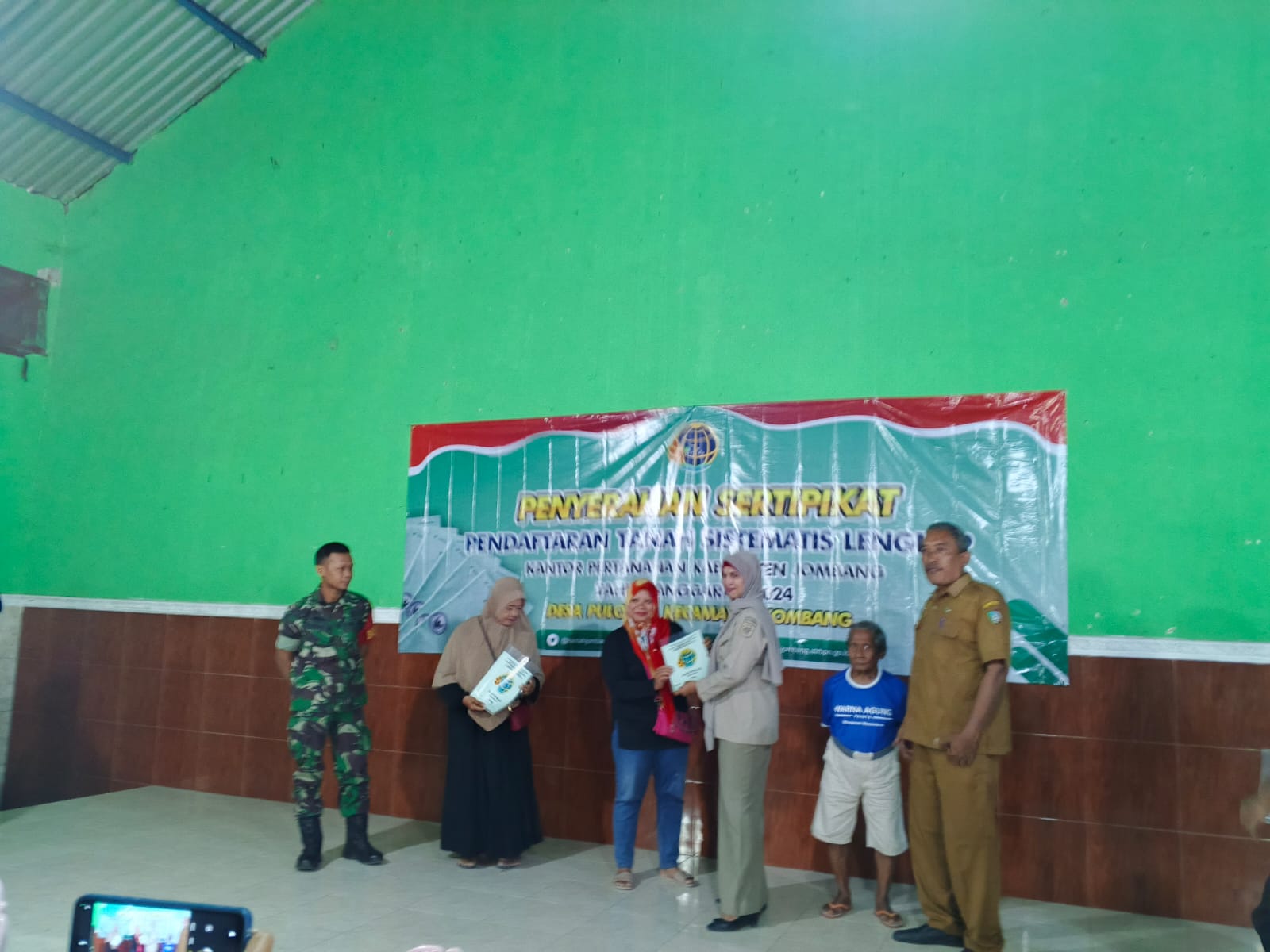 REALISASI: Ratusan warga Desa Pulolor, Kecamatan Jombang menerima  menerima sertifikat tanah program PTSL, Senin (20/1).