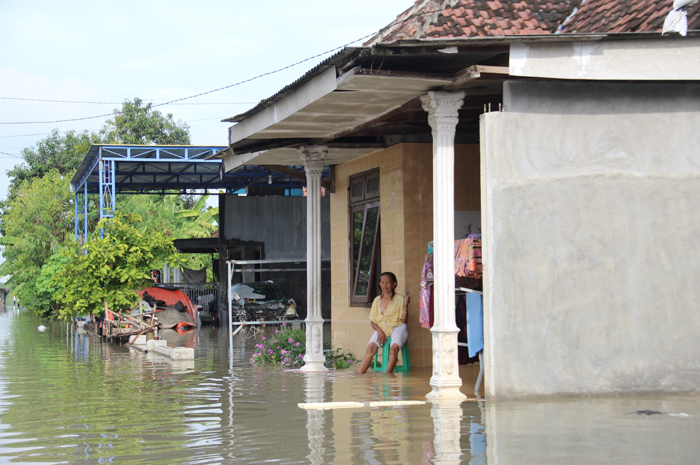 LANGGANAN: Warga Dusun Balongsono Desa Talunkidul Kecamatan Sumobito, Jombang menunjukkan rumahnya yang terendam banjir, Rabu (22/1).