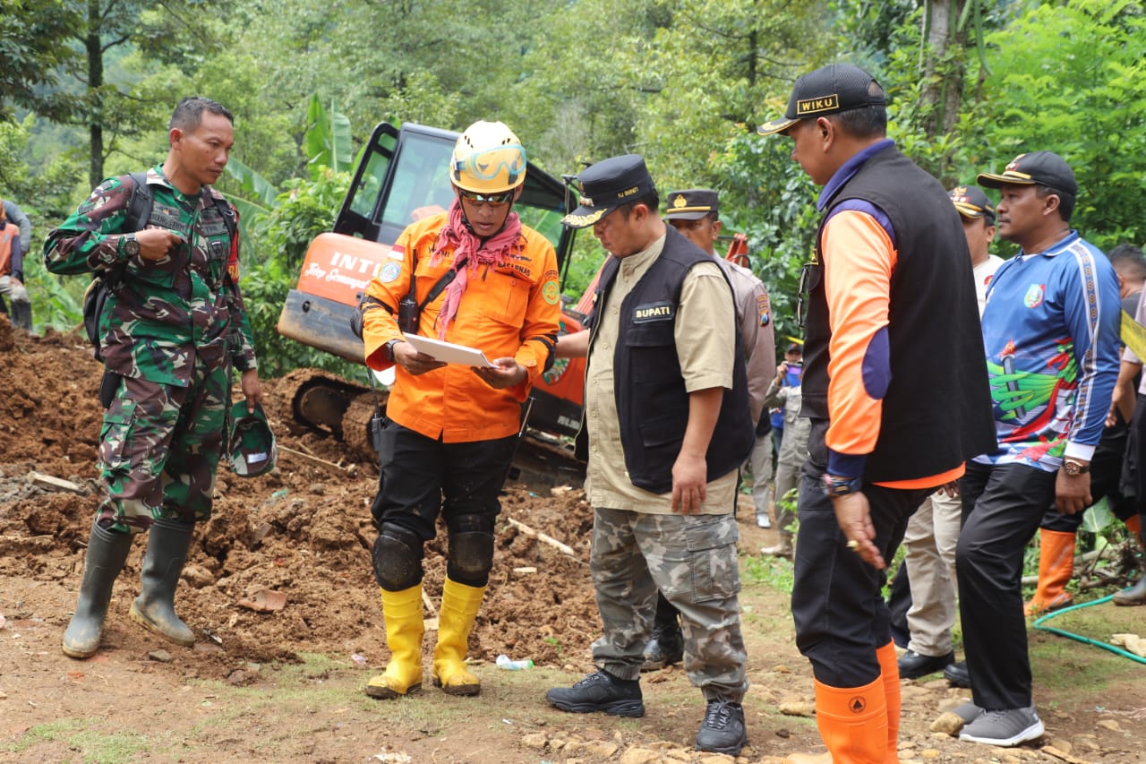 Pj Bupati Jombang Teguh Narutomo meninjau lokasi longsor di Dukuh Banturejo, Dusun Jumok, Desa Sambirejo, Kecamatan Wonosalam, Jumat (24/1).