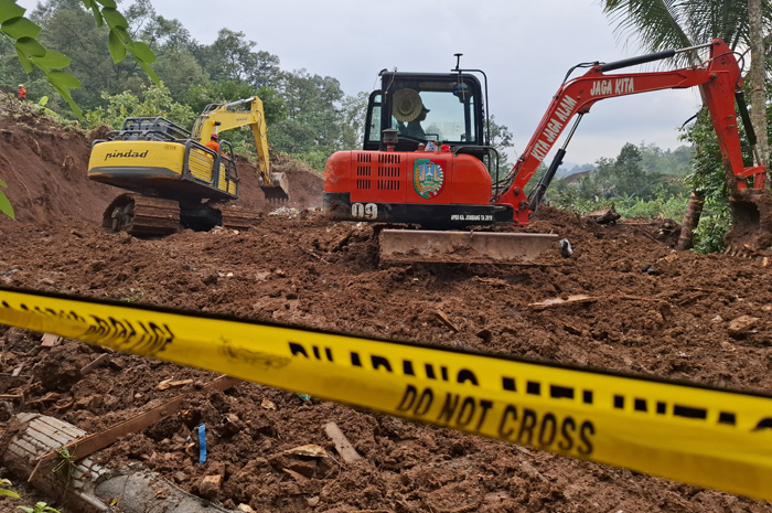 Korban tanah longsor di Dukuh Banturejo, Dusun Jumok, Desa Sambirejo, Kecamatan Wonosalam ditemukan tertimbun material longsor dalam kondisi sudah tidak bernyawa.