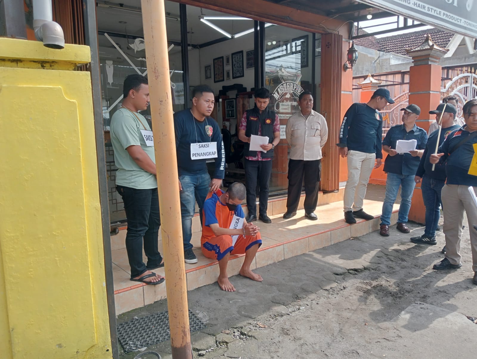 Polisi menggelar rekonstruksi tewasnya karyawan Indomaret Septian Adi Febriansyah, 24, di dalam Barbershop Jl Dr Wahidin Sudirohusodo, Desa Sengon, Kecamatan Jombang, Jumat (24/1).
