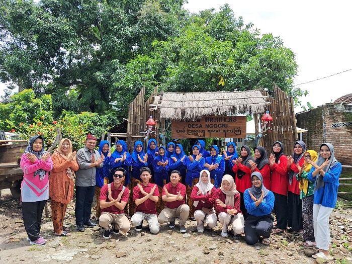 KOMPAK: Plt Camat Megaluh Nurdin Purwoko (pakaian cokelat) dalam kunjungannya ke Pasar Brantas, Minggu (26/1).