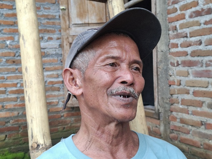 OGAH PINDAH: Sanimin, korban selamat bencana tanah longsor di Dukuh Banturejo, Dusun Jumok, Sambirejo, Kecamatan Wonosalam, Jombang.