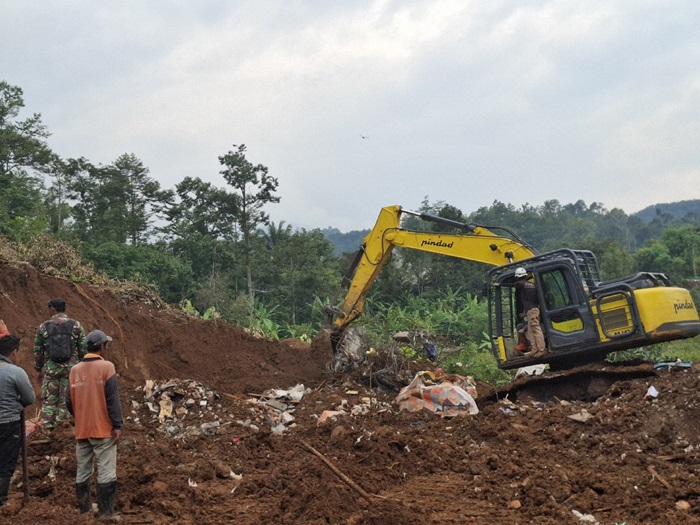 BAHAYA: Lokasi longsor di Dukuh Banturejo, Dusun Jumok, Desa Sambirejo, Wonosalam, Jombang tidak boleh diakses masyarakat umum, Jumat (24/1).
