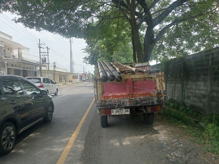 DIKELUHKAN: Pembanguna tiang kabel fiber optik di wilayah jalan Brigjen Kertarto Jombang.