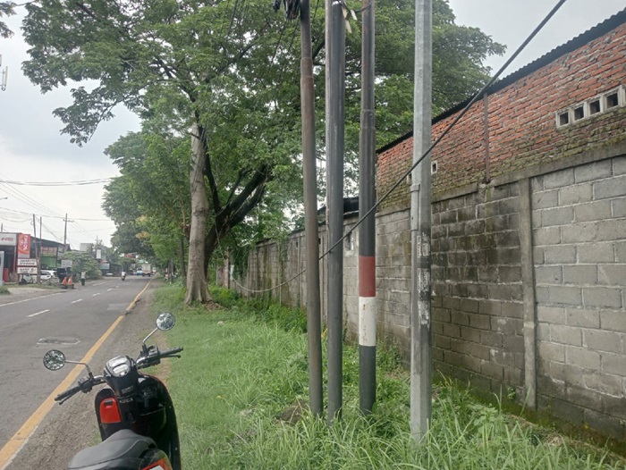 DIKELUHKAN: Pembanguna tiang kabel fiber optik di wilayah jalan Brigjen Kertarto Jombang.