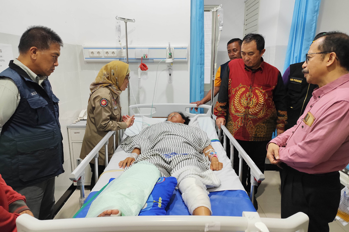 MASIH DIRAWAT: Kepala Dinas Sosial Jatim Restu Novi Widiani bersama Pj Bupati Jombang saat mengunjungi korban longsor Wonosalam di RSUD Jombang .