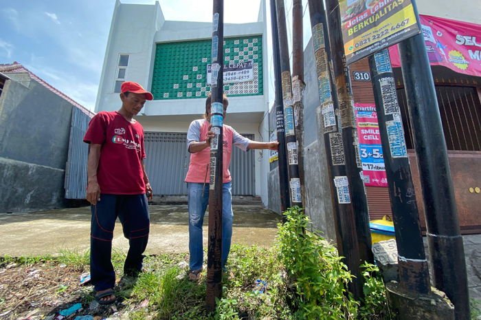 HALANGAN BANGUNAN: Sebuah tiang internet di Jl Kapter Pierre Tendean Pulolor, Jombang dikeluhkan warga karena dipasang asal-asalan, (26/1).