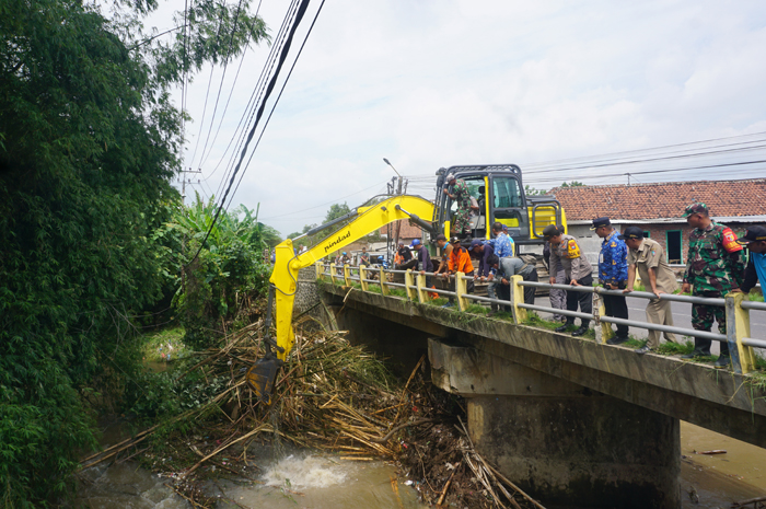 MITIGASI BENCANA BANJIR: Kepala Desa Selorejo, Mojowarno, Jombang, Janji Ainur Rofiq mendampingi jajaran Forkopimcam Mojowarno dan dinas terkait saat pembersihan sangkrah.