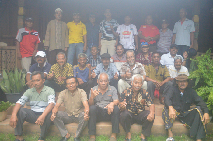 AKRAB: Pemain PSID Jombang era 1978-1996 dalam temu kangen di Desa Plandi, Kecamatan Jombang, Minggu (26/1).