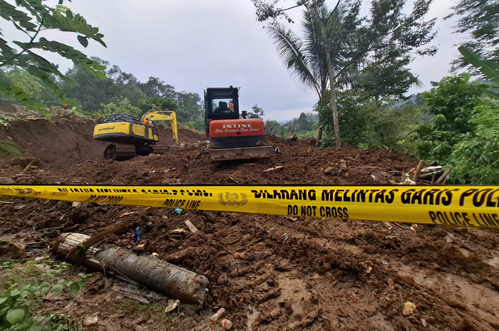 BERBAHAYA: Lokasi tanah longsor di Dukuh Banturejo, Dusun Jumok, Desa Sambirejo, Kecamatan Wonosalam, Jombang dipasang police line dan tak lagi bisa diakses warga.