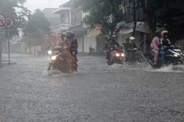 TERGENANG: Jl RE Martadinata Jombang jadi langganan genangan air ketika hujan turun, Senin (27/1).