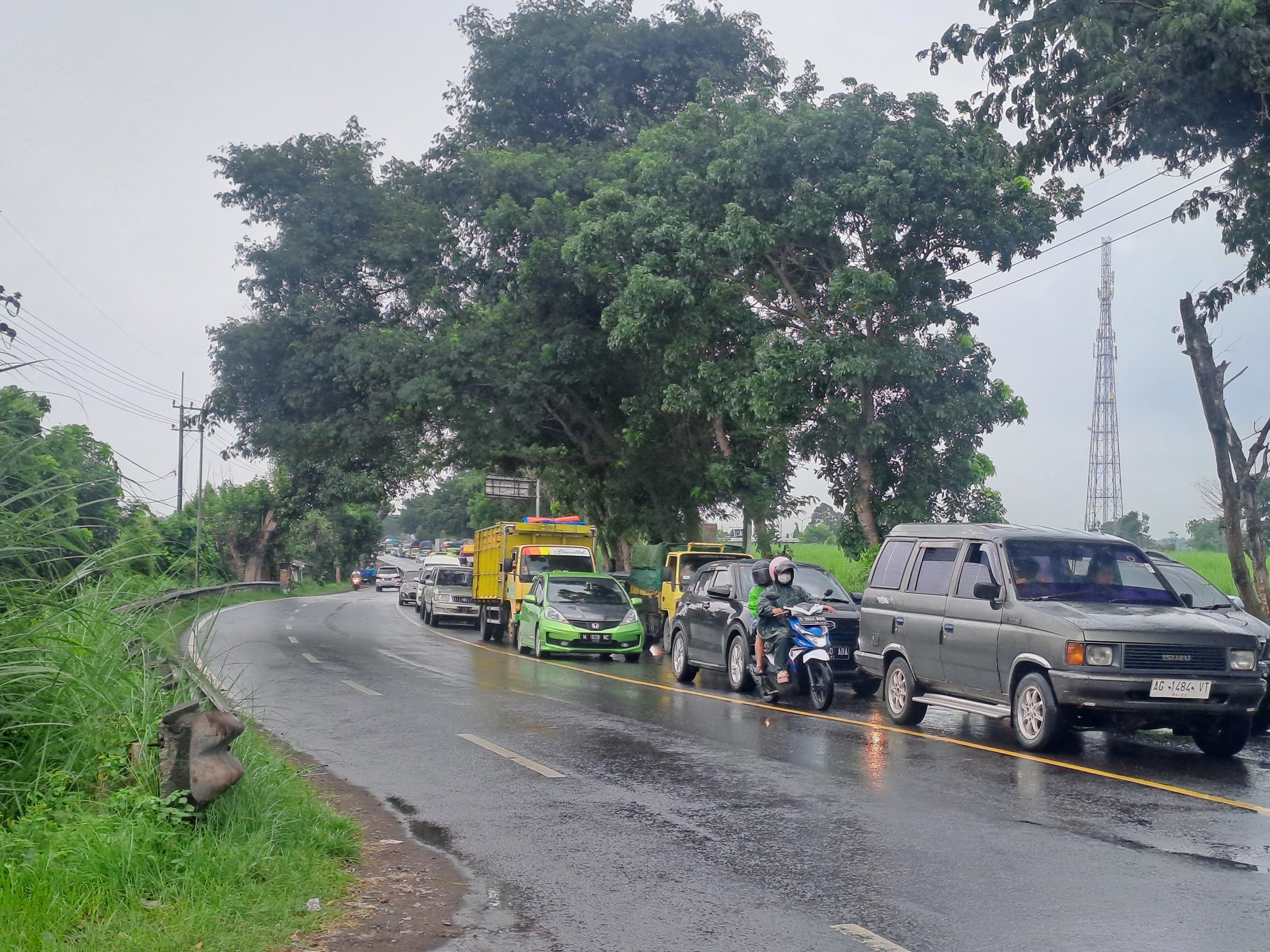 Jalur arteri di Jalan Raya Bandarkedungmulyo, Jombang padat merayap di momen libur panjang.