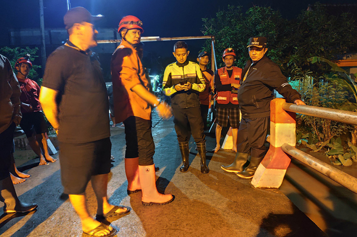 CARI SOLUSI: Pj Bupati Jombang Teguh Narutomo didampingi Pelaksana Tugas (Plt) Kepala pelaksana (Kalaksa) BPBD Jombang Wiku Birawa Felipe Diaz Quintas meninjau tanggul sungai Catakbanteng jebol, Senin
