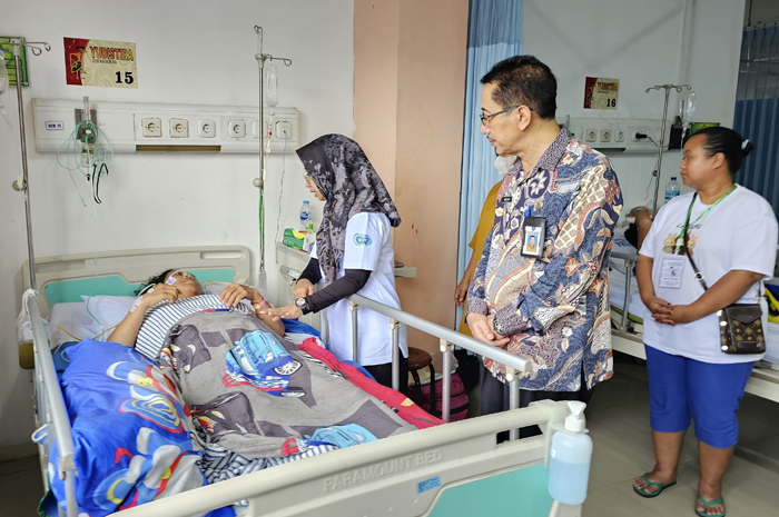 MASIH DIRAWAT: Direktur RSUD Jombang Ma&rsquo;murotus Sa&rsquo;diyah mengunjungi korban longsor Wonosalam di RSUD Jombang.