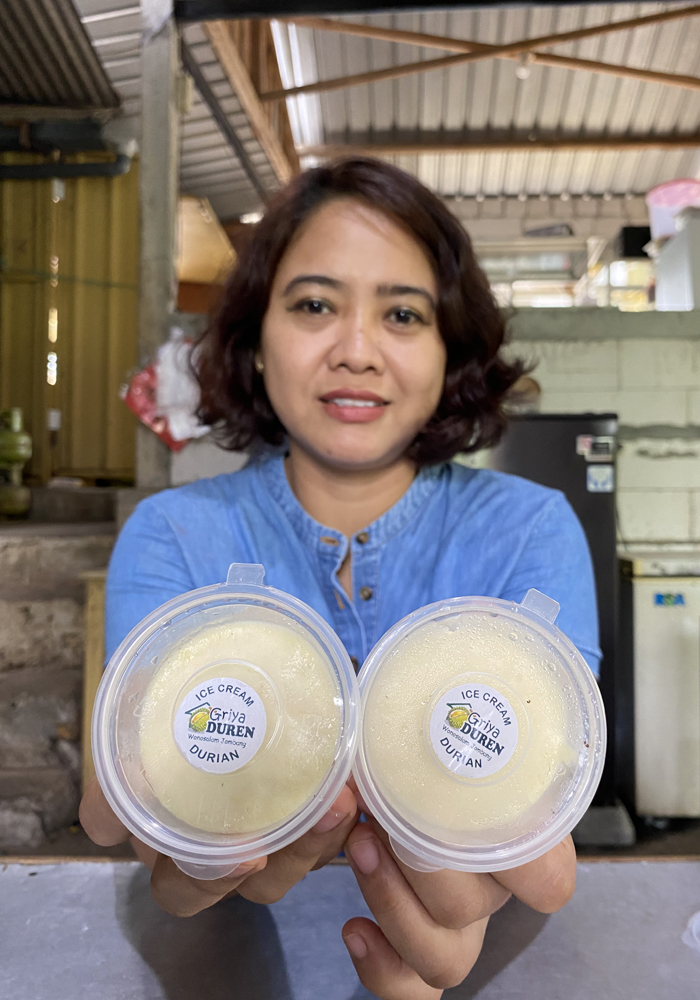 ASLI WONOSALAM JOMBANG: Intan Dewi Anggraini saat membuat es krim durian homemade buatannya, (29/1).