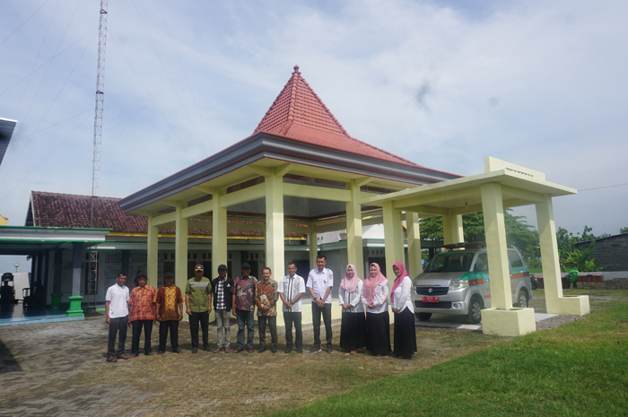 REPRESENTATIF: Kepala Desa Bugasurkedaleman, Gudo, Jombang, Surawi didampingi jajaran perangkat dan warga masyarakat di depan pendopo kantor desa.