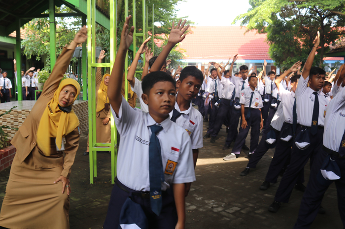 KOMPAK: Guru dan siswa SMPN 2 Ngoro, Jombang melakukan senam bersama sebelum kegiatan pembelajaran.
