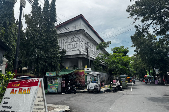 ZONA TERLARANG: PKL masih berjualan di Jl KH Ahmad Dahlan, Jombang yang termasuk zona larangan PKL Selasa (28/1) siang.