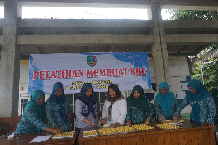 BERI MODAL KETERAMPILAN: Kepala Desa Asemgede, Ngusikan, Lastinah (berbaju putih) bersama para ibu rumah tangga yang tergabung dalam TP-PKK saat pelatihan membuat kue di pendopo desa.