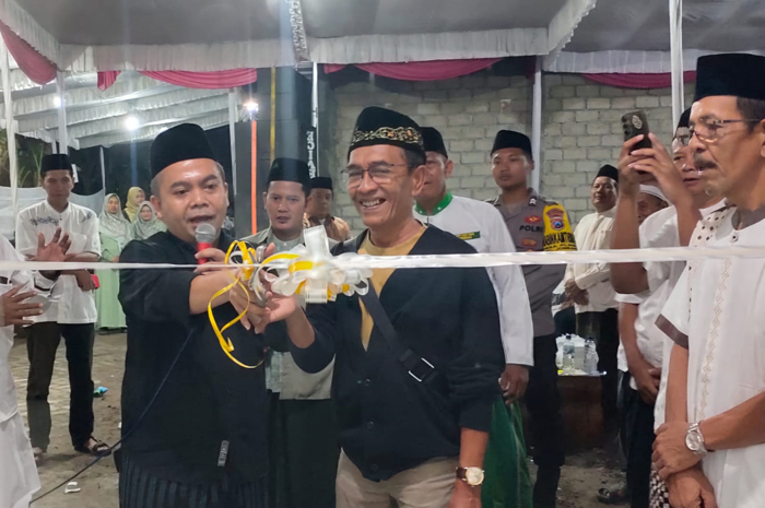 TELADAN: Wakil Ketua DPRD Jombang, HM Syarif Hidayatullah ST MMT (Gus Sentot) saat menghadiri peresmian TPQ Darussalam di Desa Plandi Kecamatan Jombang, Jumat (24/1).