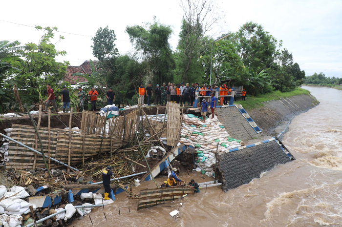 Pj Bupati Jombang Teguh Narutomo turun langsung untuk meninjau lokasi longsoran pada sayap Dam Balongsono di Desa Talunkidul, Kecamatan Sumobito, Rabu (29/1).