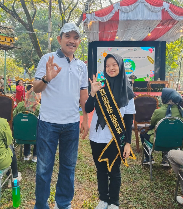 BERPRESTASI: Kepala SMPN 2 Jombang, Alim, bersama Leandro Syakiila Syafwah Maulydia.