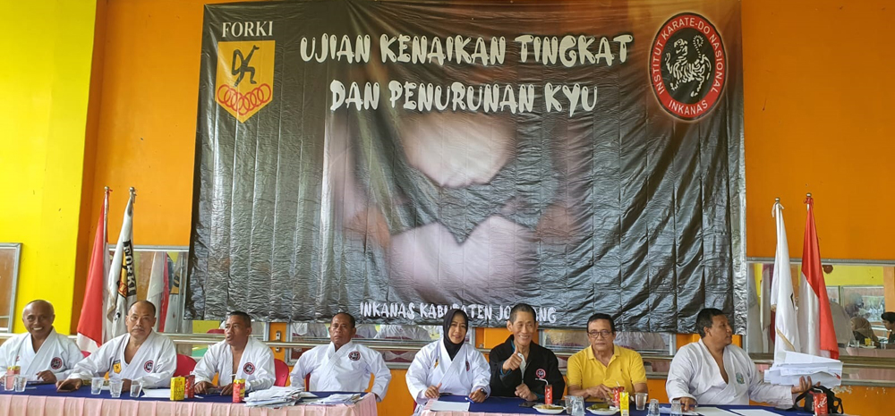 PANUTAN: Ketua Harian Forki Jombang, Kwat Prayitno, bersama para penguji ujian kenaikan tingkat di Dojo Mahameru, Minggu (26/1).