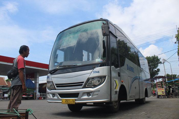 TETAP BEROPASI: Bus Damri tetap beroperasi di dua wilayah yakni Kecamatan Wonosalam dan utara Brantas Jombang (21/11/2022).