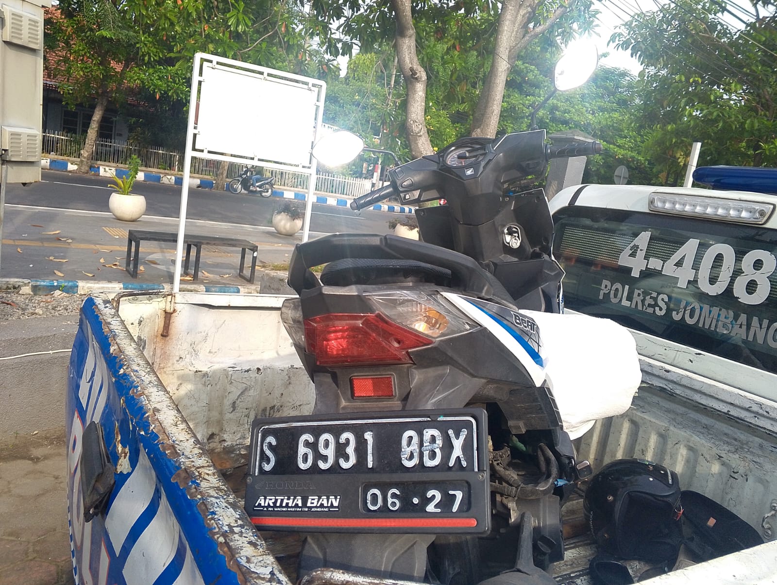 DIEVAKUASI: Motor yang terlibat kecelakaan di Jl KH Wahid Hasyim Jombang Sabtu (1/2) pagi.
