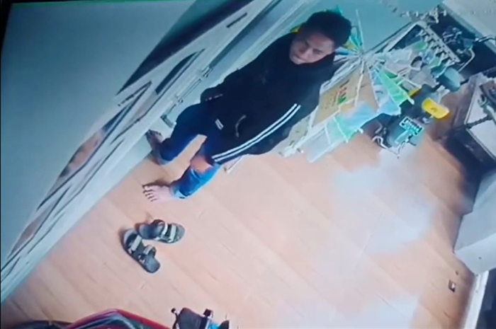 Aksi pencurian yang terekam CCTV di Jl Pakubuwono, Desa Mojongapit, Kecamatan Jombang, Jumat (31/1).
