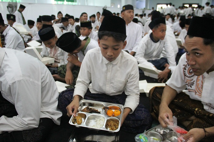 UJI COBA: Santri PP Mambul Maarif Denanyar, Jombang saat uji coba program makan bergizi gratis beberapa waktu lalu.