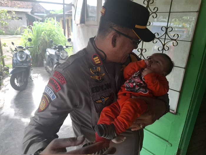 DIGENDONG: Kapolsek Diwek AKP Edy Widoyono menunjukkan bayi yang dibuang di pinggir jalan Desa Jatipelem, Kecamatan Diwek, Jombang.