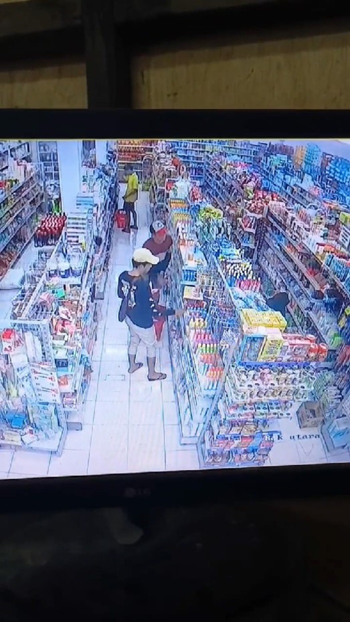 Sebuah minimarket di Dusun Budug, Desa Tugusumberjo, Kecamatan Peterongan, Jombang, diobok-obok maling, (27/1).